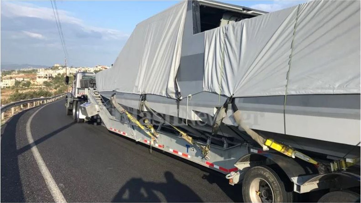 Σκάφος “βγήκε”… στη στεριά και κατέληξε σε χαντάκι- ΦΩΤΟ