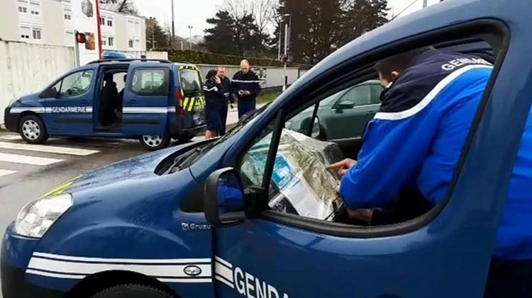 Συναγερμός στη Γαλλία – Άνδρας έπεσε με το αυτοκίνητο του σε στρατιωτικούς
