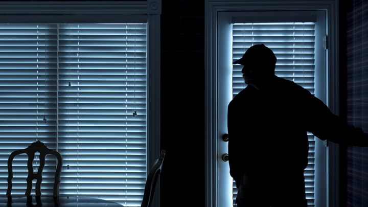 Συμβουλές της ΕΛ.ΑΣ. μετά το περιστατικό με τον 88χρονο: Αν μπουν ληστές στο σπίτι σας, προσποιηθείτε ότι κοιμάστε