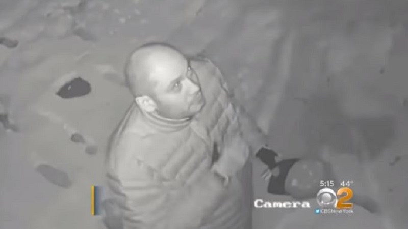 Ληστής έκανε τον…σταυρό του και μετά εισέβαλε σε μαγαζί – ΒΙΝΤΕΟ