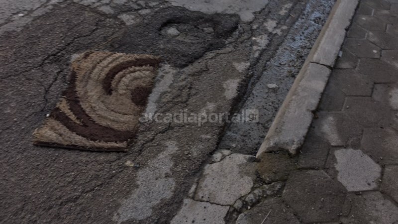 Έστρωσαν τα χαλιά για να καλύψουν τις τρύπες στο δρόμο- ΦΩΤΟ