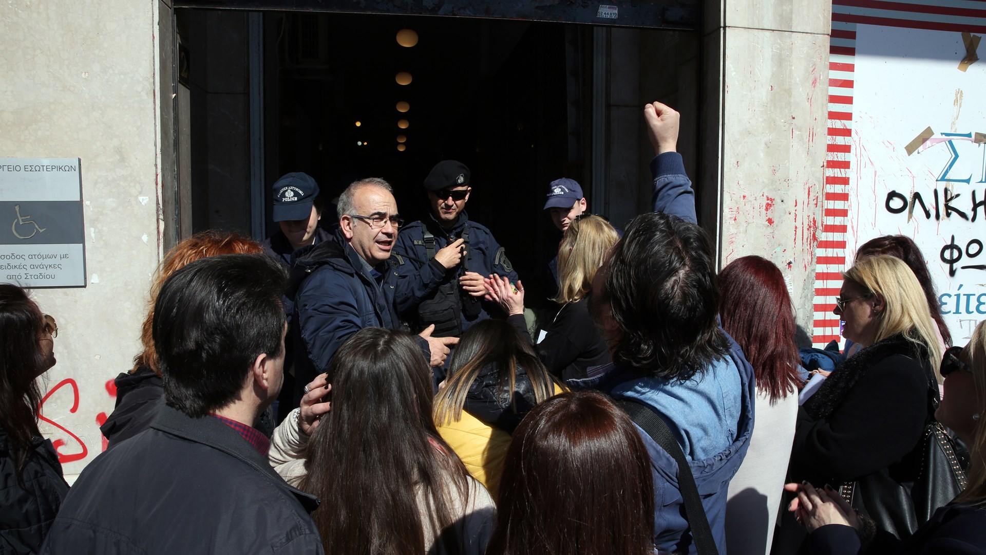 Κατάληψη του ΥΠΕΣ από συμβασιούχους του προγράμματος «Βοήθεια στο Σπίτι» – ΦΩΤΟ