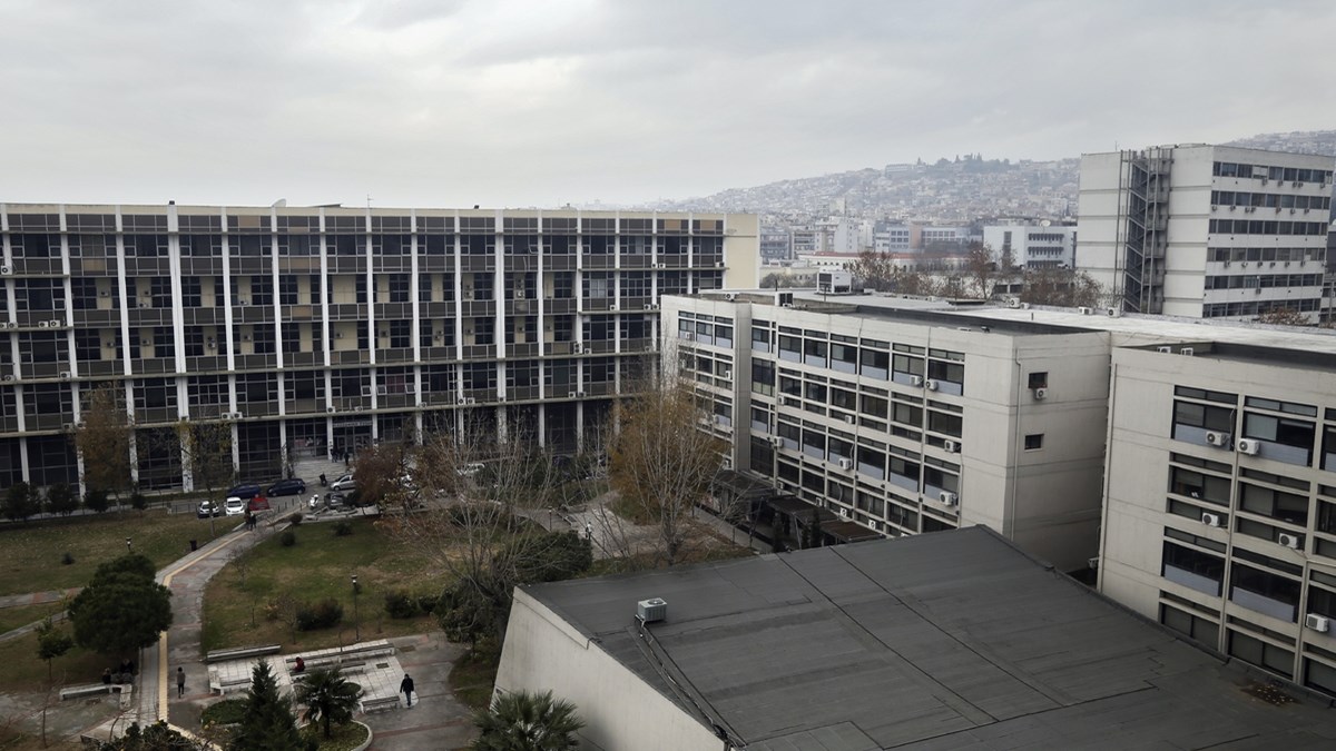 Σάλος στη Θεσσαλονίκη – Ιατροδικαστής του ΑΠΘ είχε στήσει “φάμπρικα” με γραφεία τελετών και θησαύριζε