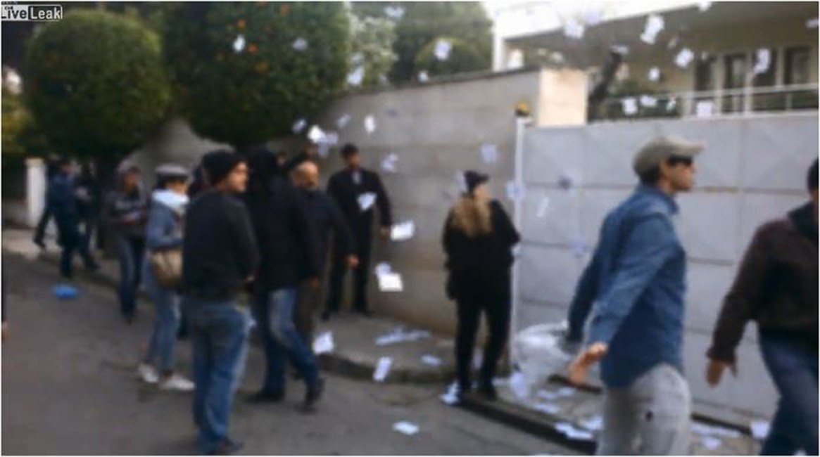 Βίντεο από την καταδρομική… “επίσκεψη” του Ρουβίκωνα έξω από την οικία της Πρέσβειρας του Ισραήλ