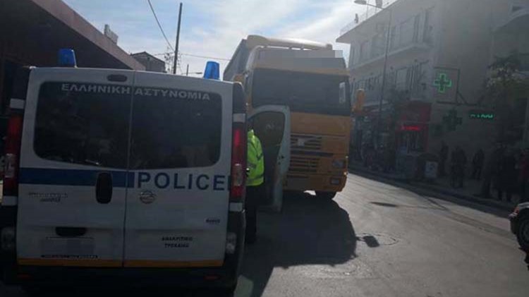 Φορτηγό παρέσυρε πεζό στη Λάρισα – ΦΩΤΟ
