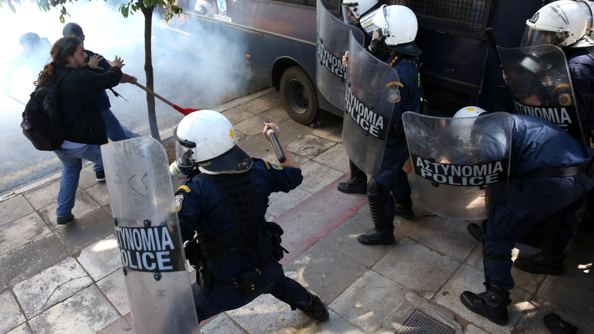 Επεισόδια στο πανεκπαιδευτικό συλλαλητήριο – Ξύλο και χημικά κοντά στο Μαξίμου