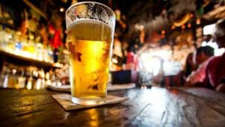 “Στην υγεία μας” λένε οι Ιρλανδοί – Για πρώτη φορά έπειτα από 90 χρόνια οι παμπ σερβίρουν αλκοόλ τη Μεγάλη Παρασκευή