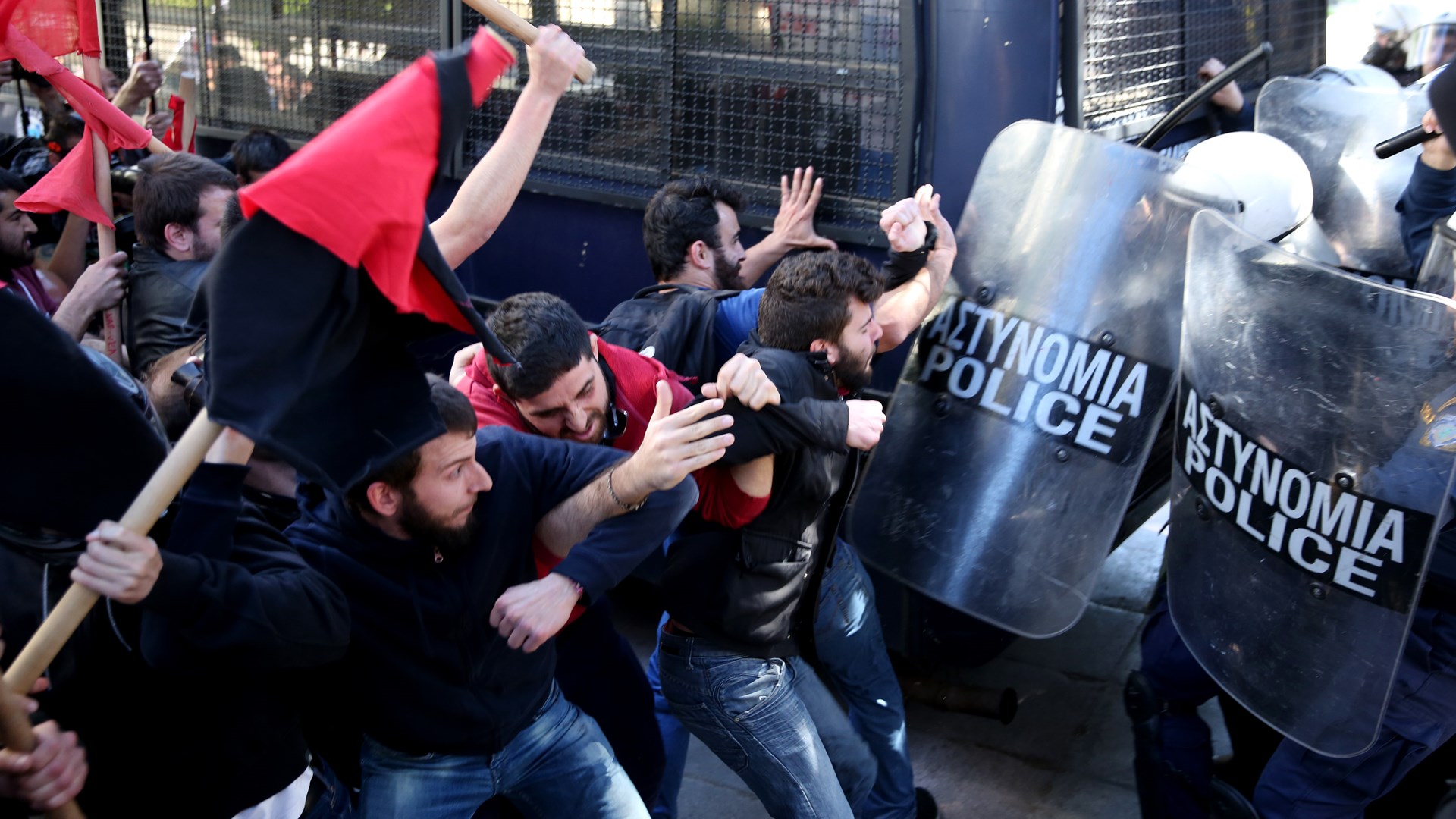 ΦΩΤΟ από τα επεισόδια κοντά στο Μαξίμου μεταξύ εκπαιδευτικών και ΜΑΤ – Τα μάρμαρα και τα νεράτζια έπεφταν…βροχή