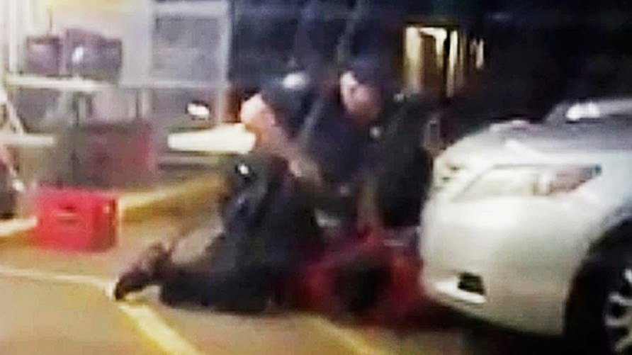 Απολύθηκε ο αστυνομικός που πυροβόλησε και σκότωσε έναν Αφροαμερικανό πλανόδιο πωλητή στη Λουιζιάνα