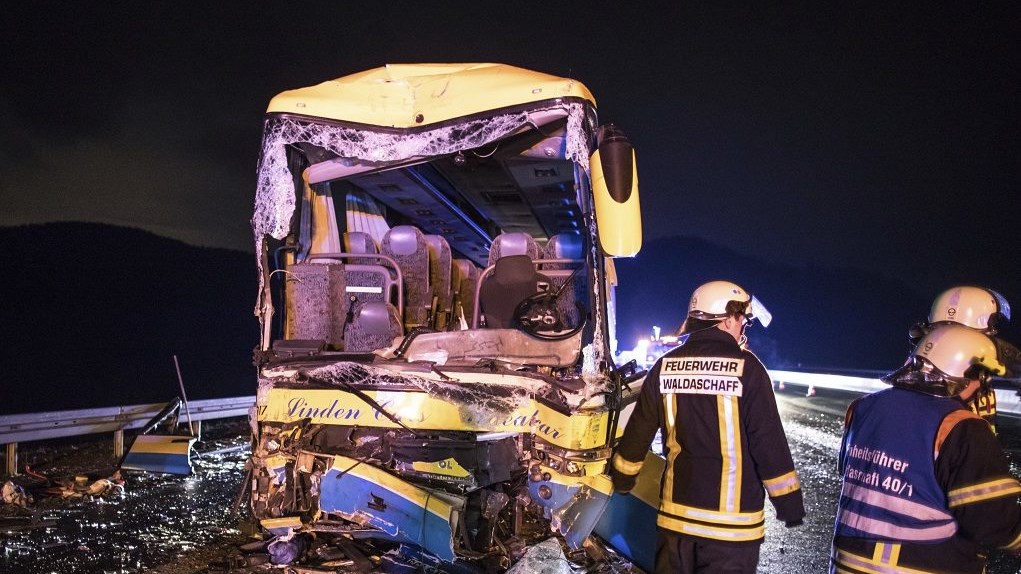 Τραγωδία στη Γερμανία – Ένας νεκρός και δεκάδες τραυματίες από σύγκρουση λεωφορείου με φορτηγό
