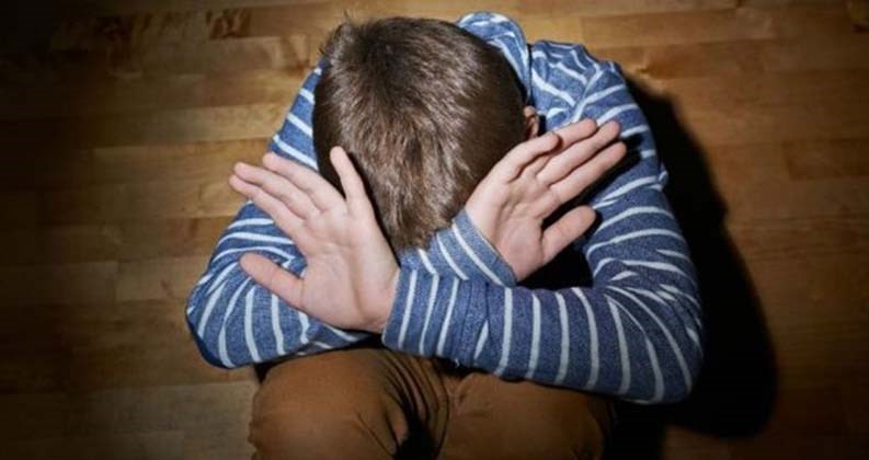 Φρίκη – Ασελγούσε στον 8χρονο γιο της γειτόνισσας – Η ανατριχιαστική εξομολόγηση του παιδιού – Άφαντος ο “σάτυρος”