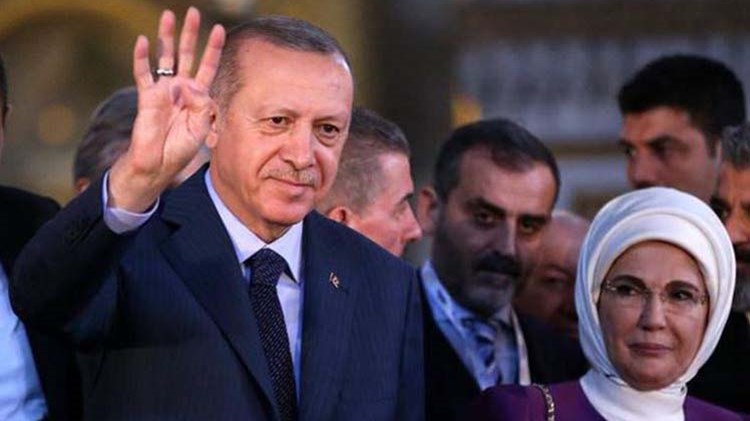 Τι συμβολίζει ο χαιρετισμός του Ερντογάν με τα 4 υψωμένα δάχτυλα μέσα στην Αγιά Σοφιά – ΦΩΤΟ