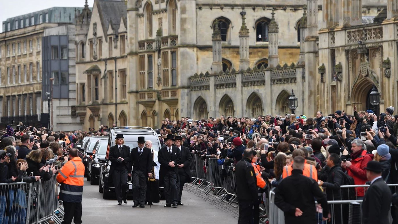 Το τελευταίο αντίο στον κορυφαίο επιστήμονα της εποχής, Στίβεν Χόκινγκ- Πλήθος κόσμου στην κηδεία του – ΦΩΤΟ – ΒΙΝΤΕΟ