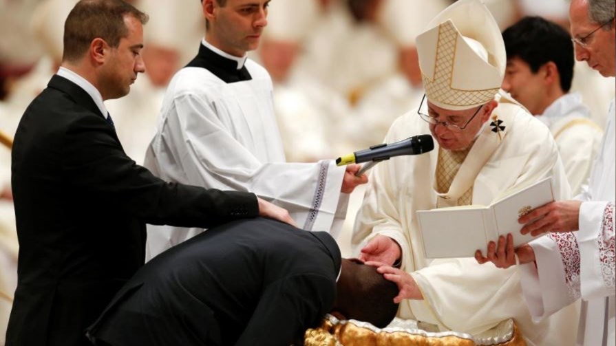 Ήρωας μετανάστης βαπτίστηκε από τον Πάπα Φραγκίσκο – Είχε ακινητοποιήσει ληστή έξω από σούπερ μάρκετ