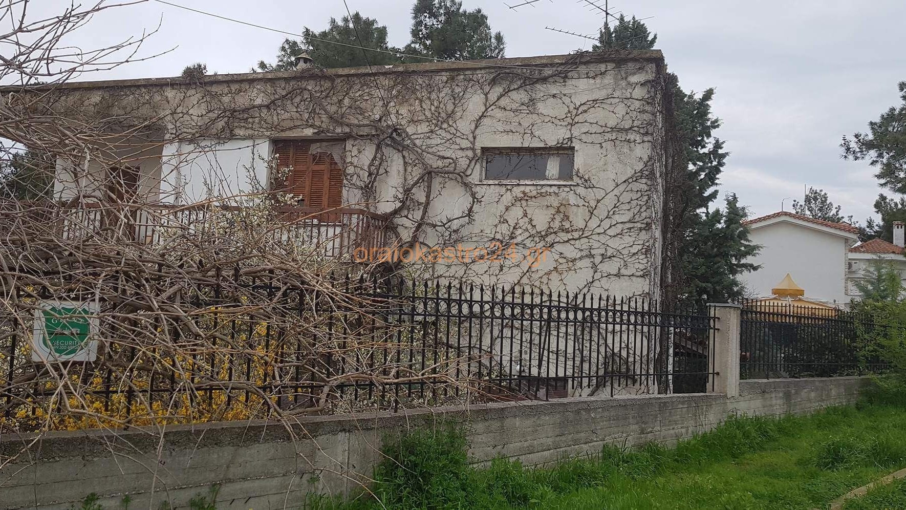 Νέες ΦΩΤΟ από το σπίτι-κολαστήριο στο Ωραιόκαστρο – Τι λένε οι γείτονες του 58χρονου που κρατούσε ομήρους τα ξαδέρφια του – ΒΙΝΤΕΟ