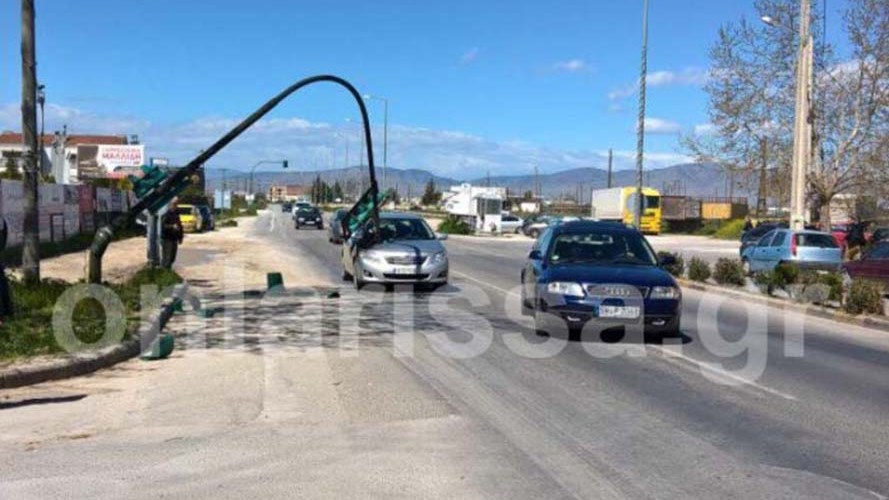 Περίμενε ν’ ανάψει το πράσινο αλλά το φανάρι… πλάκωσε το αυτοκίνητό του