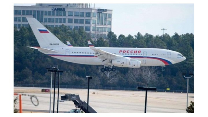 Έφτασε στη Μόσχα το πρώτο αεροπλάνο με απελαθέντες από τις ΗΠΑ Ρώσους διπλωμάτες