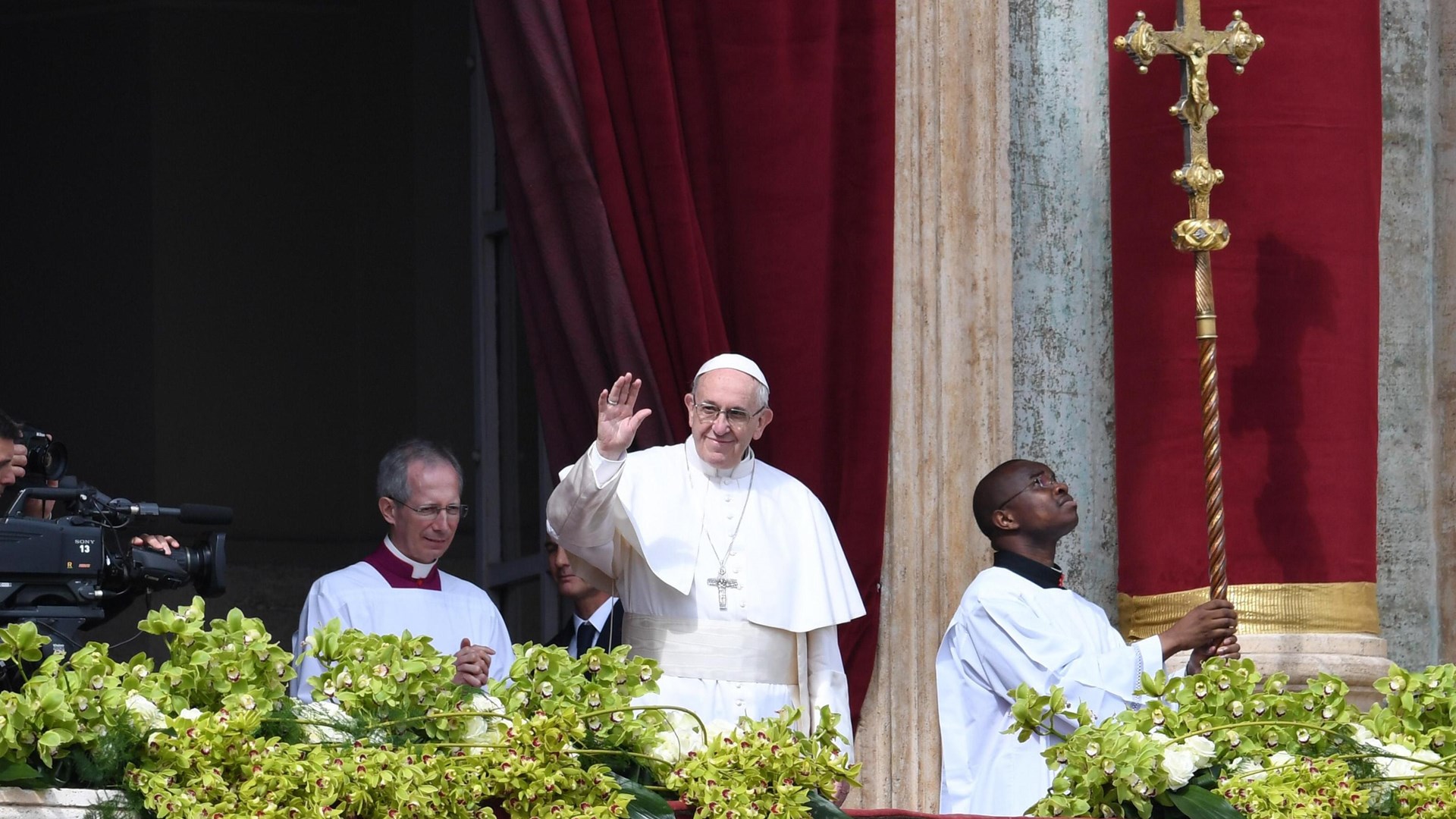 Με λαμπρότητα γιορτάστηκε το Πάσχα των Καθολικών – Κατανυκτική η ατμόσφαιρα στο Βατικανό – ΒΙΝΤΕΟ
