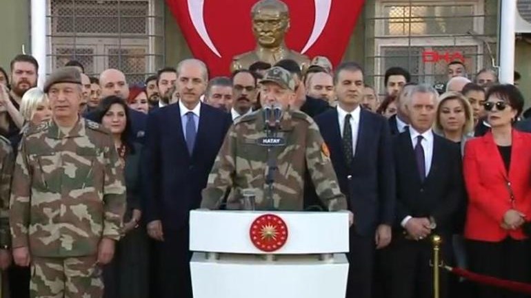 Ξεκάθαρο ανατολίτικο παζάρι από τον Ερντογάν – Φόρεσε στολή παραλλαγής και συμψήφισε τους “8” με τους δύο στρατιωτικούς – ΒΙΝΤΕΟ