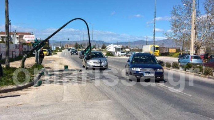 Λάρισα: Φωτεινός σηματοδότης ξεριζώθηκε από τους ανέμους και πλάκωσε αυτοκίνητο