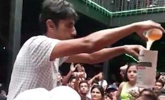 Viral: Ο μάγος της μπύρας που τρελαίνει κόσμο με τα κόλπα του – ΒΙΝΤΕΟ