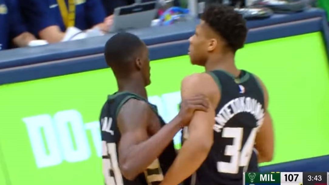 Έξαλλος ο Γιάννης – Κόντεψε να… χιμήξει στον διαιτητή μετά την αποβολή του- ΒΙΝΤΕΟ