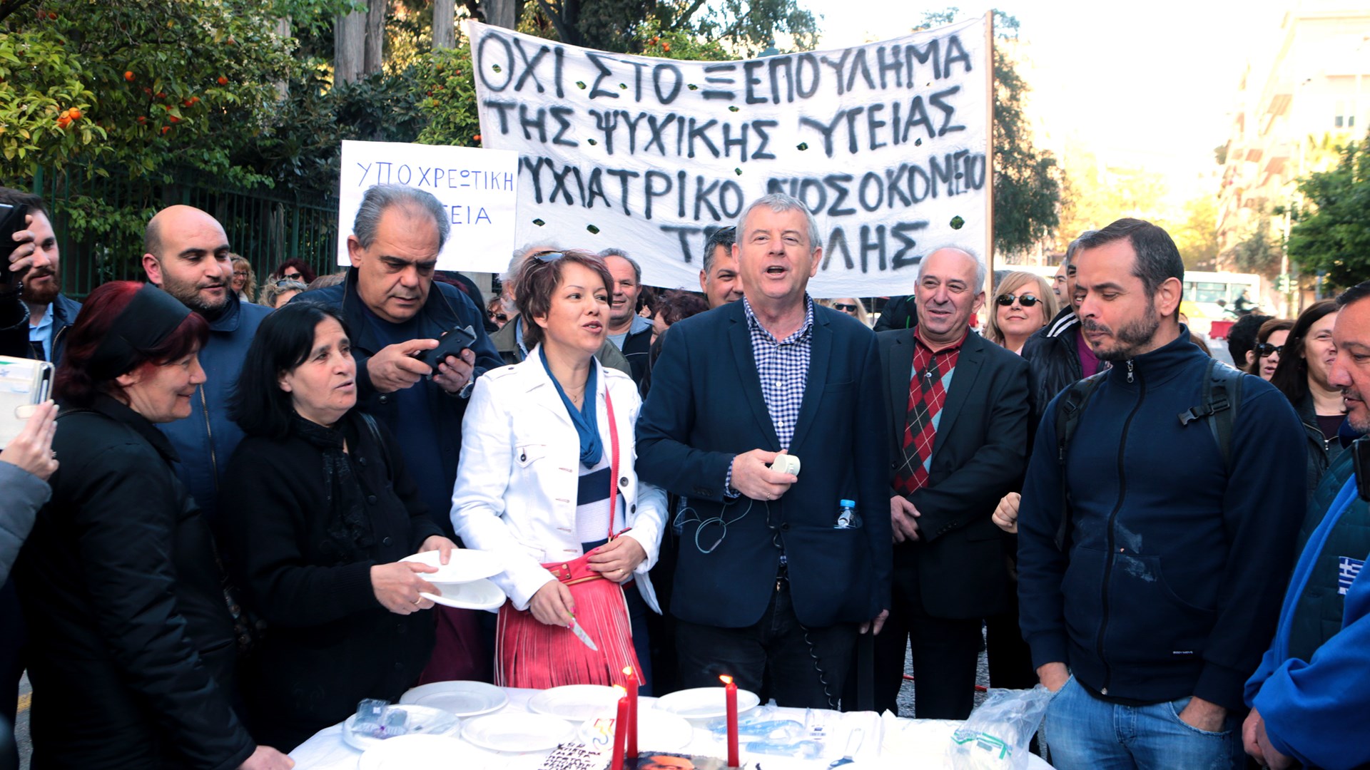 Η…τούρτα και το τραγούδι της ΠΟΕΔΗΝ για τον Πρωθυπουργό – ΦΩΤΟ