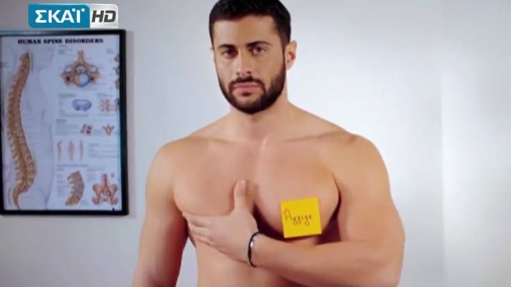 Στον αγώνα κατά του καρκίνου του μαστού ο Κωνσταντίνος Βασάλος – Δείχνει στις γυναίκες πώς να ψηλαφίζουν το στήθος τους – ΒΙΝΤΕΟ