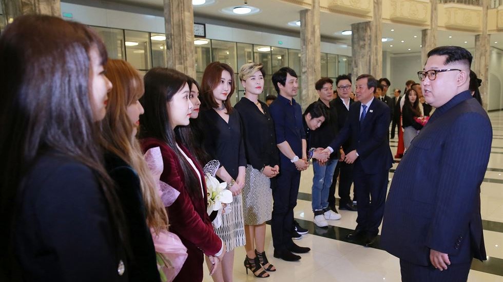 «Διπλωματία της ποπ» από τον Κιμ Γιονγκ Ουν – Παρακολούθησε συναυλία Νοτιοκορεατών καλλιτεχνών – ΒΙΝΤΕΟ – ΦΩΤΟ