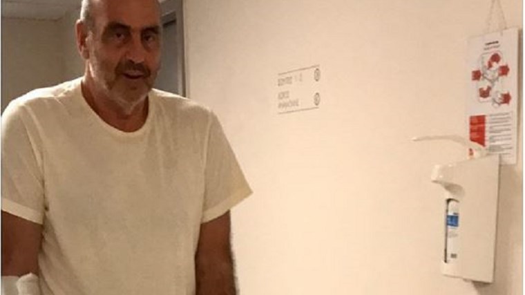 Με πατερίτσες ο Γιώργος Βουλγαράκης – Δείτε τη ΦΩΤΟ που ανέβασε στο Facebook ο πρώην υπουργός