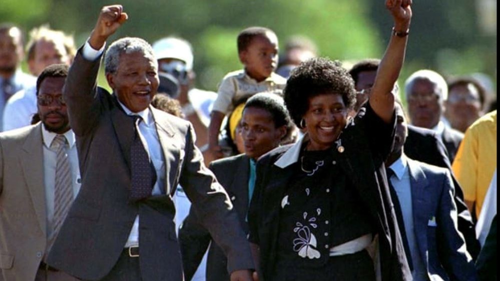 Πέθανε η λατρεμένη σύζυγος του Νέλσον Μαντέλα – Η εικόνα της να του κρατά το χέρι την ημέρα που αποφυλακίστηκε έκανε το γύρο του κόσμου