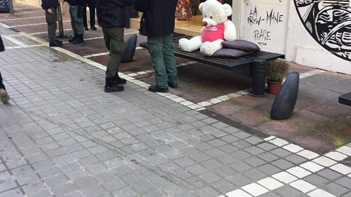 Η Δημοτική Αστυνομία “συνέλαβε”… λούτρινο αρκούδο στα Ιωάννινα – ΦΩΤΟ