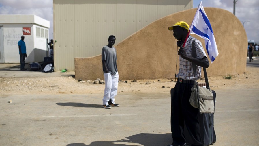 Στροφή Νετανιάχου: Αναστέλλει τη συμφωνία με τον ΟΗΕ επιτρέποντας στους μετανάστες να μείνουν – ΒΙΝΤΕΟ