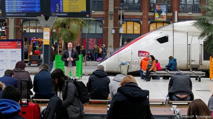 Γαλλία: Χάος σε πτήσεις και σιδηρόδρομους προκαλεί η «μαύρη Τρίτη» των μεταφορών