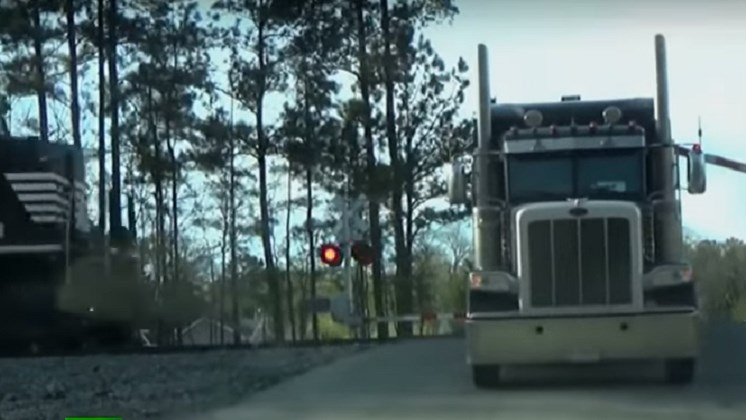 Σοκαριστικό βίντεο – Ο οδηγός είχε άγιο – Βγήκε από το φορτηγό δευτερόλεπτα πριν από τη σύγκρουση με τρένο