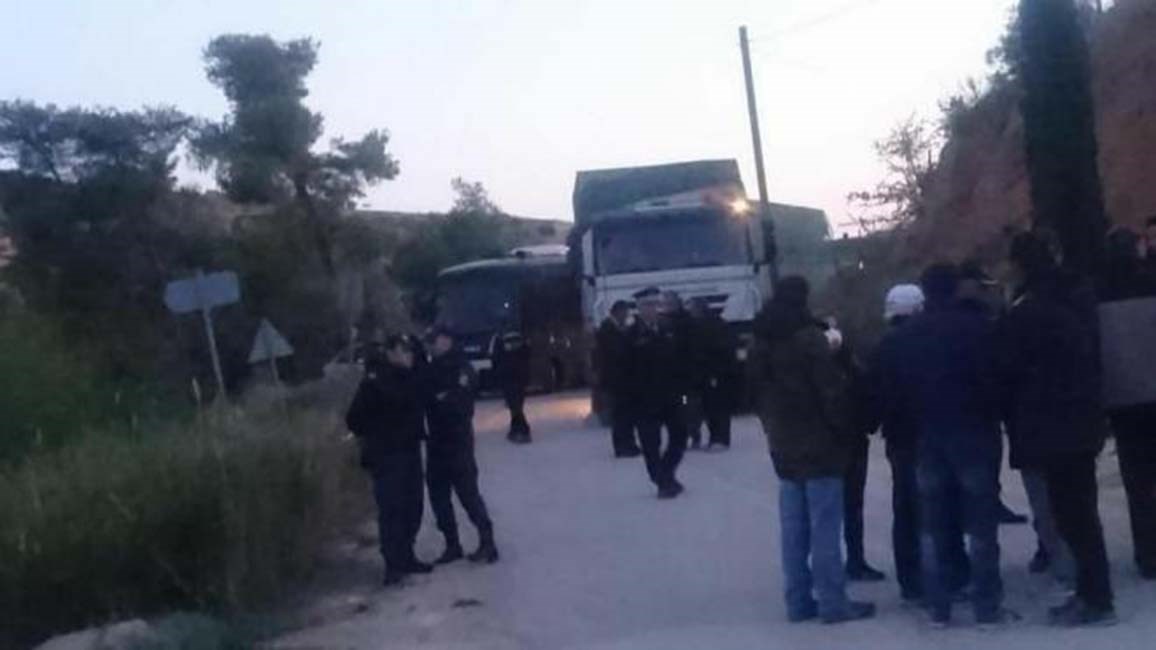 Τα ΜΑΤ παρατάχθηκαν στην είσοδο του ΧΥΤΑ Αιγείρας- Η “υποδοχή” από τους κατοίκους