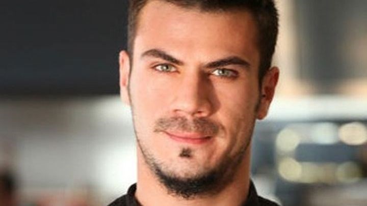 Επικό βίντεο: Ο διάλογος του Άκη Πετρετζίκη με ένα… τσουρέκι