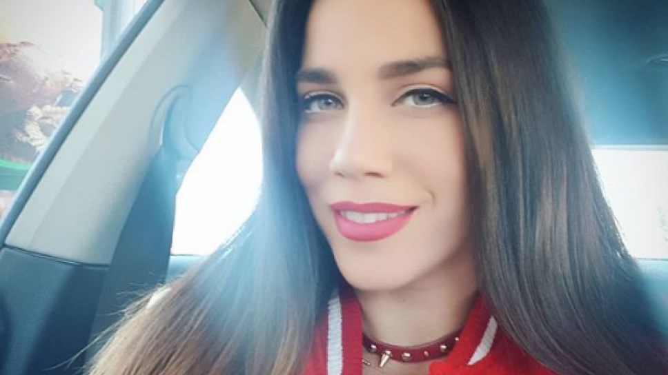 Η Στικούδη πέρασε τα σήματα και ποζάρει με το… “πτυχίο” – ΦΩΤΟ