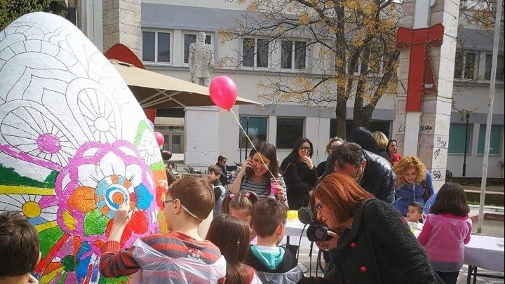 Αυτό είναι το μεγαλύτερο πασχαλινό αυγό της Ελλάδας – Ξεπερνά τα δύο μέτρα – ΦΩΤΟ