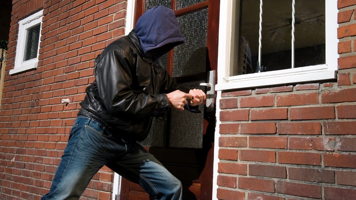 Συμβουλές της ΕΛ.ΑΣ. για τους εκδρομείς του Πάσχα: Πώς θα προστατεύσετε το σπίτι σας και τι να προσέχετε στο ταξίδι