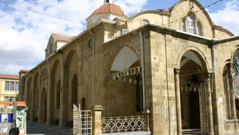 Στιγμές τρόμου για πιστούς το βράδυ της Μεγάλης Τετάρτης – Άνδρας τους κυνηγούσε κρατώντας σκεπάρνι