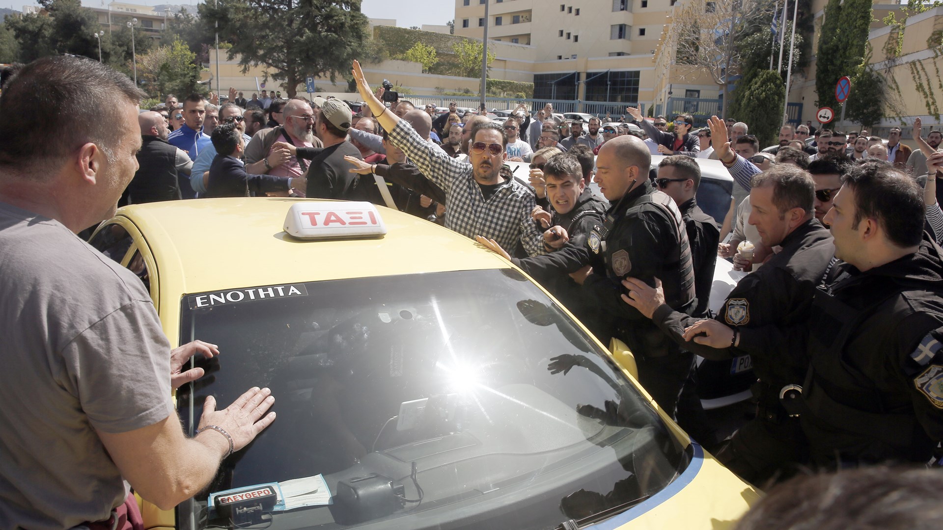 Ένταση  μεταξύ οδηγών της Uber και ταξιτζή – Τα…ιπτάμενα μπουκάλια και τα “γαλλικά” ανήμερα της Μεγάλης Πέμπτης – ΦΩΤΟ