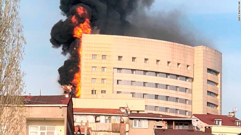 Υπό έλεγχο η φωτιά στο νοσοκομείο της Κωνσταντινούπολης – ΦΩΤΟ – ΒΙΝΤΕΟ