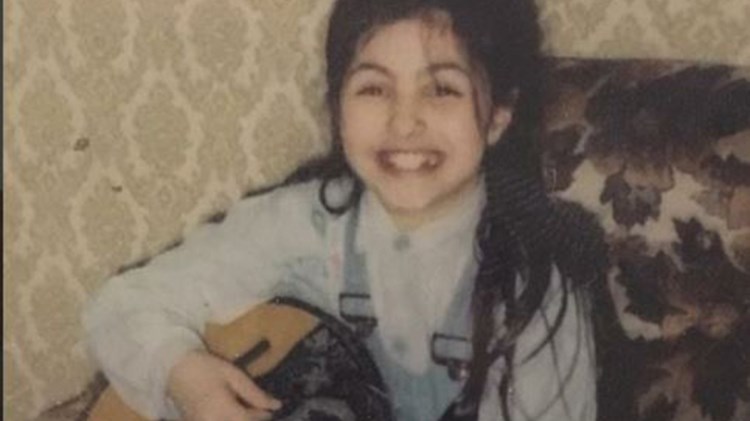 Ποια πασίγνωστη τραγουδίστρια είναι το κορίτσι της φωτογραφίας