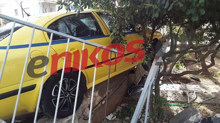Ταξί “μπούκαρε” σε κήπο πολυκατοικίας έπειτα από τροχαίο- ΦΩΤΟ αναγνώστη