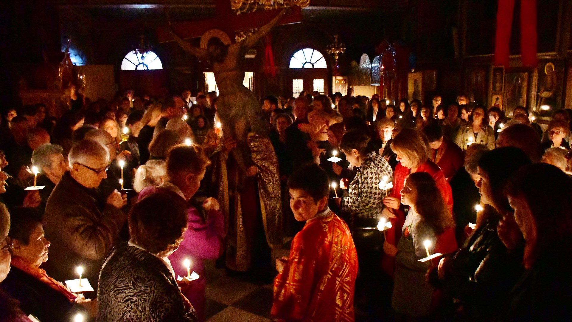 Σε κλίμα κατάνυξης η περιφορά του Εσταυρωμένου στο Ναύπλιο – ΦΩΤΟ