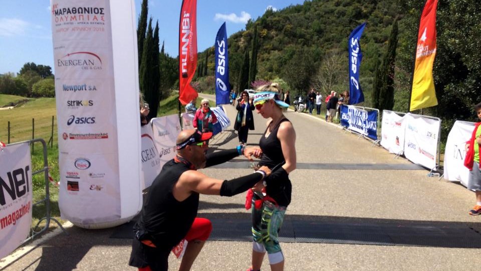 Πρόταση γάμου στη γραμμή τερματισμού του Μαραθωνίου της Αρχαίας Ολυμπίας – ΦΩΤΟ