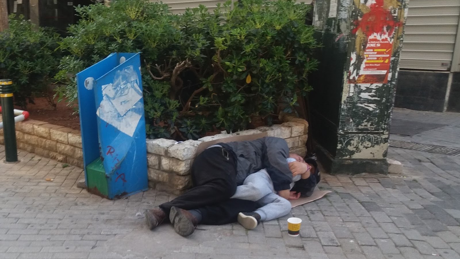 ΦΩΤΟ γροθιά στο στομάχι – Άστεγος κοιμάται αγκαλιά με τον γιο του