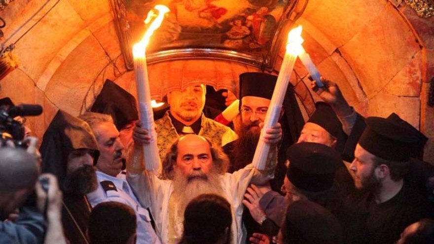 Αυτή είναι η ελληνική αντιπροσωπεία που θα μεταφέρει το Άγιο Φως από τα Ιεροσόλυμα