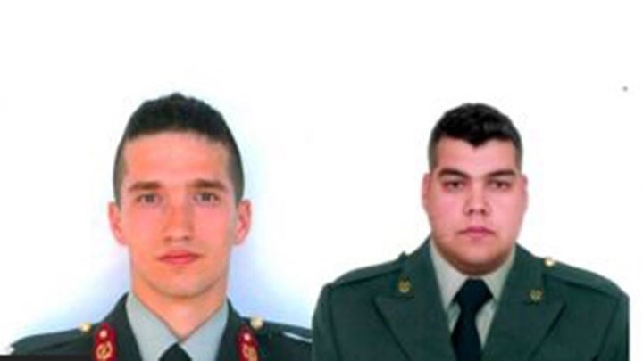 Για πρώτη φορά χωρίς διαχωριστικό τζάμι η συνάντηση των 2 Ελλήνων στρατιωτικών με τους γονείς τους